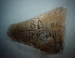 Lastra con iscrizione mariana